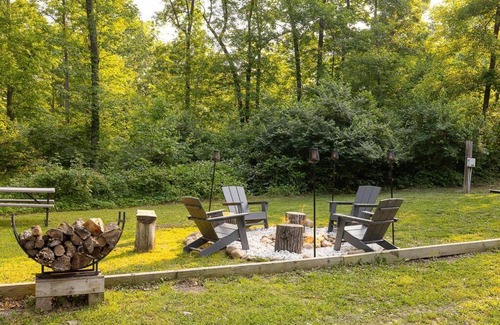 Luray House | Hot Tub - Fire Pit - Pool Table - Pet Friendly - Good Times