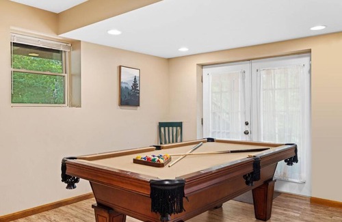 Luray House | Hot Tub - Fire Pit - Pool Table - Pet Friendly - Good Times