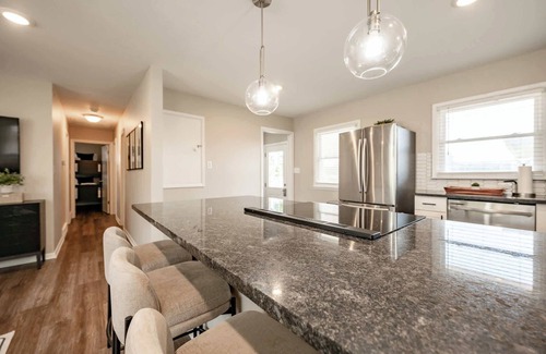 Speedway House | Hot Tub - Fire Pit - Shuffleboard - Walk to Track