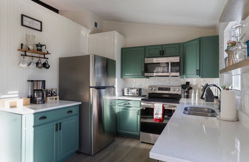 Luray Cabin | Hot Tub + Firepit + 20 Minutes to Luray Caverns + 35 Minutes to Skyline Drive