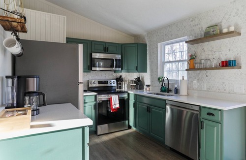 Luray Cabin | Hot Tub + Firepit + 20 Minutes to Luray Caverns + 35 Minutes to Skyline Drive