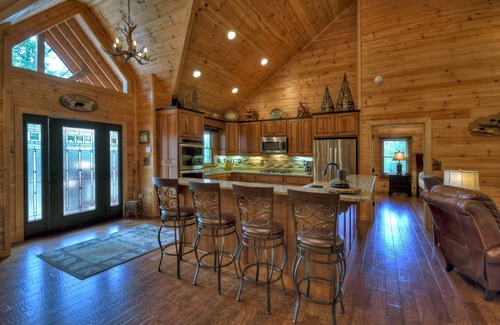 Mineral Bluff Cabin | Hot tub, firepit, outdoor living, comfy beds, and more! - 5 O'Clock Somewhere