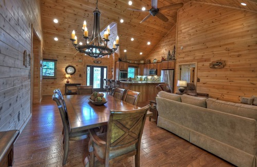 Mineral Bluff Cabin | Hot tub, firepit, outdoor living, comfy beds, and more! - 5 O'Clock Somewhere