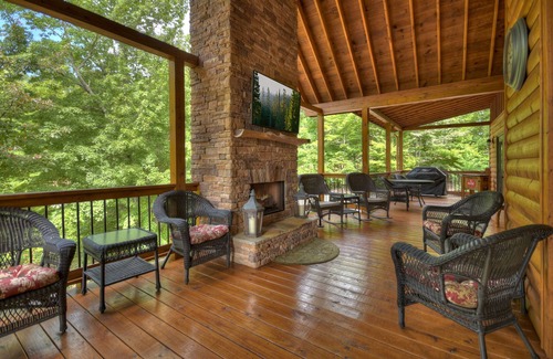 Mineral Bluff Cabin | Hot tub, firepit, outdoor living, comfy beds, and more! - 5 O'Clock Somewhere