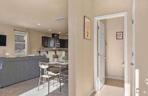 Old Southwest Apartment | Hot Tub FirePit Patio Walk To MidTown Downtown