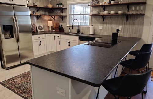 Easley House | Hot Tub, Firepit, & Sportsbar Garage @ The Living Easley Manor!