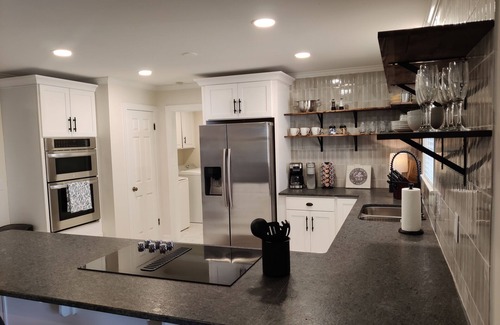 Easley House | Hot Tub, Firepit, & Sportsbar Garage @ The Living Easley Manor!