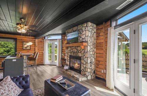 Boone Cabin | Hot tub; Fireplace; Dog Friendly; Minutes to Downtown Boone and Skiing!