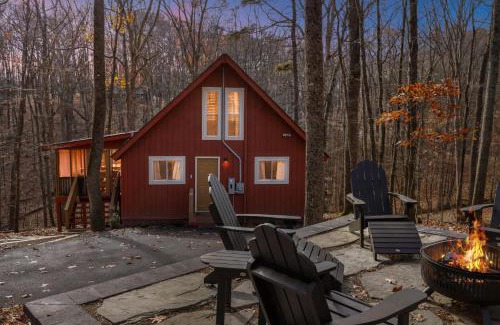 The Woods House | Hot Tub, Fireplace, Fire Pit, WiFi & Pool Access