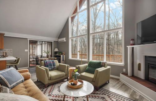 The Woods House | Hot Tub, Fireplace, Fire Pit, WiFi & Pool Access
