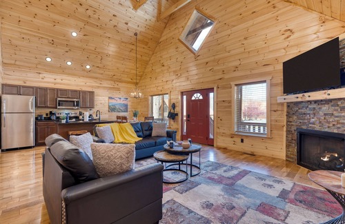 White Oak Lodge Cabin | Hot Tub + Foosball | Access to Pool, Tennis, Gym | Chill'n in the Smokies