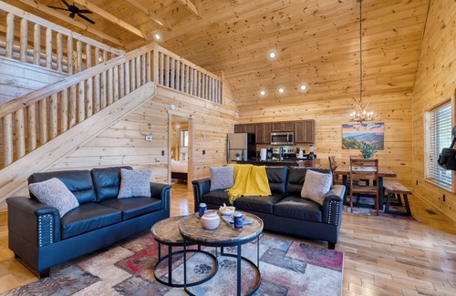 White Oak Lodge Cabin | Hot Tub + Foosball | Access to Pool, Tennis, Gym | Chill'n in the Smokies