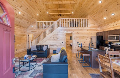 White Oak Lodge Cabin | Hot Tub + Foosball | Access to Pool, Tennis, Gym | Chill'n in the Smokies