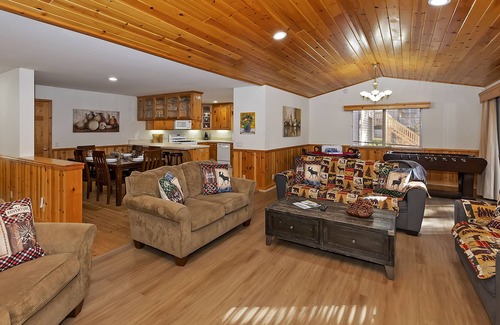 Fox Farm House | HOT TUB, Foosball, Pool Table, PlayStation & Near Slopes