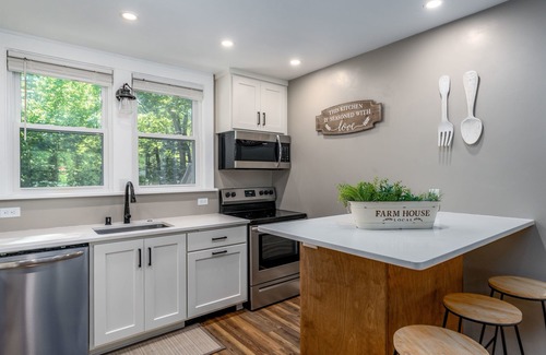Ephraim House | Hot Tub, Game RM, Woodsy! Newly Renovated!