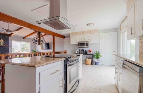 Toilla Segunda House | Hot Tub! Game Room! Balconies Views! Steps 2 Beach