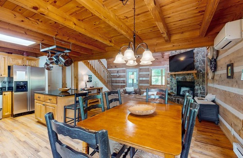 Seven Devils Cabin | Hot tub, Game Room, 3 King Beds + Bunk Room, Dog Friendly, AC
