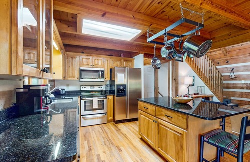 Seven Devils Cabin | Hot tub, Game Room, 3 King Beds + Bunk Room, Dog Friendly, AC