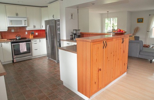Shawnigan Lake House | Hot Tub, Games Room, Fire Pit and more, Shawnigan