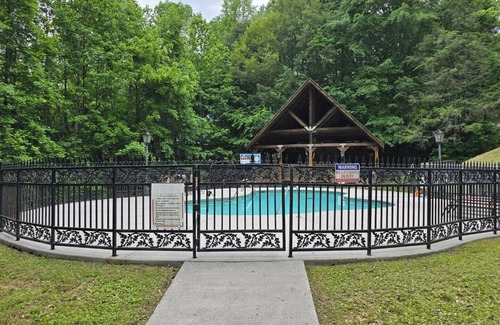 Townsend Cabin | Hot Tub❅Gas Fireplace❅King Bed❅Secluded❅Community Pool❅Cozy - BEARADISE