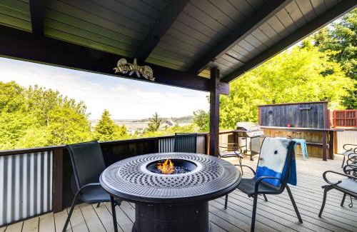 Waldport House | Hot Tub, Grill and Views Waldport Getaway!