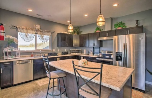 Valley Apartment | Hot Tub Gym Lake & Mountain Views + Fire Pit