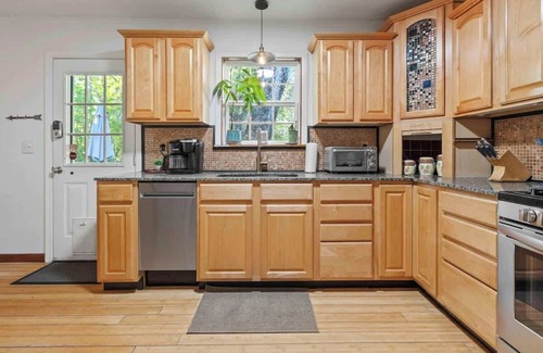 North Charleston House | Hot Tub Haven! 7 Beds Endless Summer