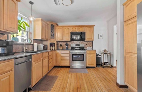 North Charleston House | Hot Tub Haven! 7 Beds Endless Summer