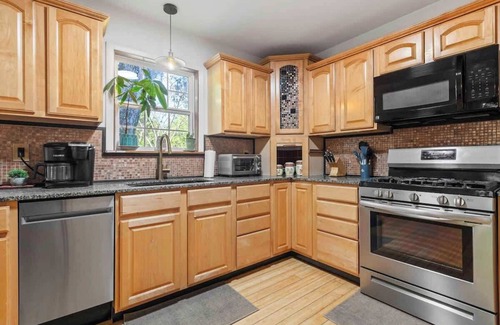 North Charleston House | Hot Tub Haven! 7 Beds Endless Summer