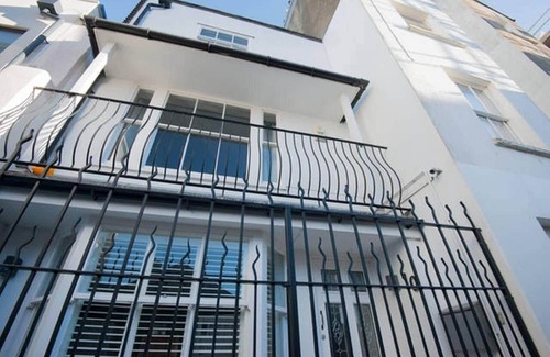 Kemptown House | Hot Tub Hideaway - by Brighton Holiday Lets