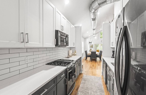 Reynoldstown House | Hot Tub|King Beds|Walkable|Bubbles & Brew Bungalow
