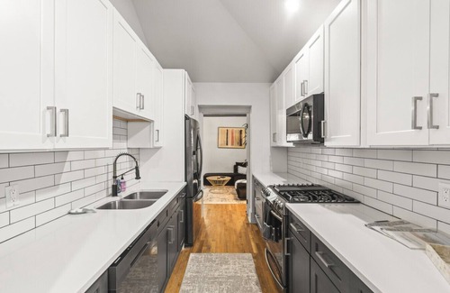 Reynoldstown House | Hot Tub|King Beds|Walkable|Bubbles & Brew Bungalow