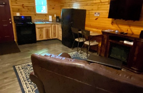 East Fultonham Cabin | Hot tub, Kitchen, Charcoal Grill, Hocking Hills, Buckeye Lake, Legend Valley