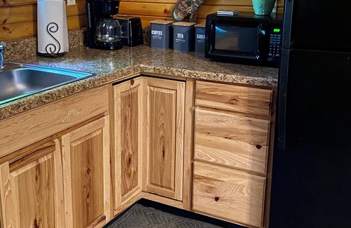 East Fultonham Cabin | Hot tub, Kitchen, Charcoal Grill, Hocking Hills, Buckeye Lake, Legend Valley