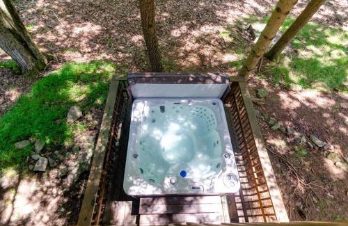 Lake Harmony Estates House | Hot Tub l Walk to Lake Harmony l Minutes to Ski