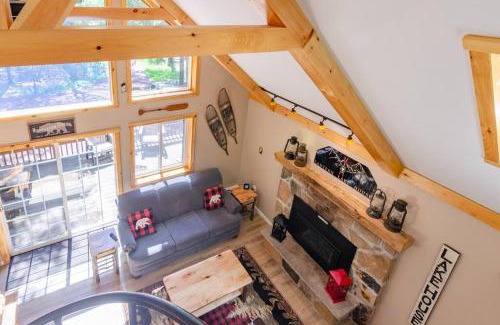 Lake Harmony Estates House | Hot Tub l Walk to Lake Harmony l Minutes to Ski