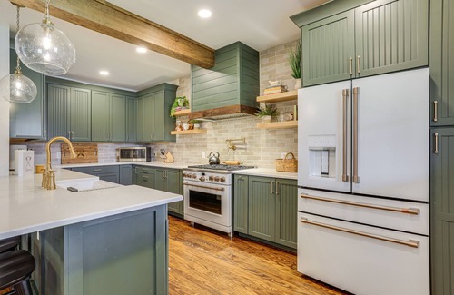 Greentown House | Hot Tub & Lake Access at Poconos Getaway!