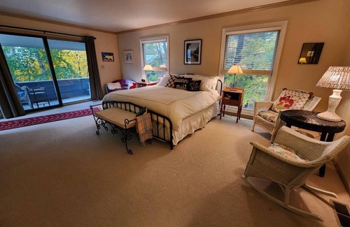 Birchwood Farms House | HOT TUB-Lake Michigan views-15 minutes to ski hills