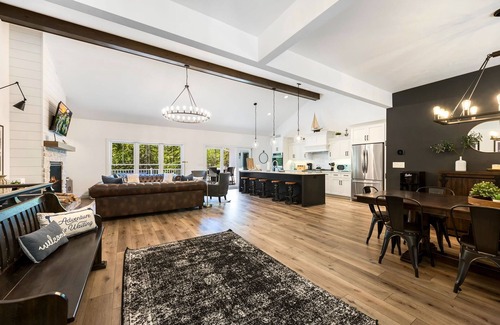 Ephraim House | HOT TUB - Luxury Retreat - The Ephraim House!
