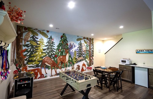 Briar Crest Woods Ski Chalet | ❤️ Hot Tub- Mini Golf & Putting Gr- Game Rm- Dog Friendly