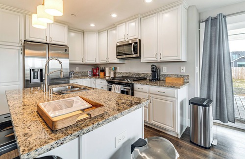 Ocean Shores House | Hot Tub: Modern Ocean Shores Home, 2 Mi to Beach!