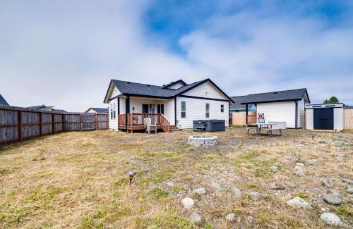 Ocean Shores House | Hot Tub Modern Ocean Shores Home, 2 Mi to Beach!