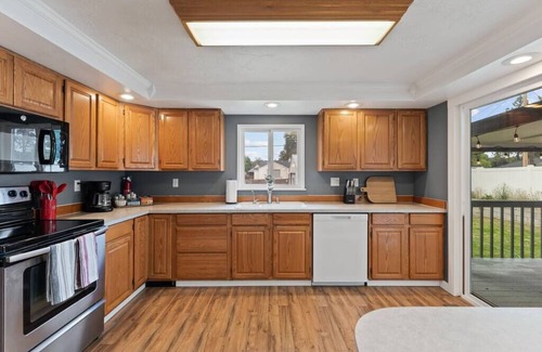 Spokane House | Hot Tub + Movie Nights | Ultimate Chill House