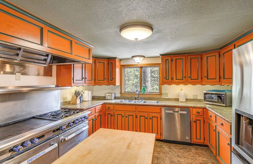 Tahoe Village Cabin | Hot Tub & Mtn Views: Grand Mountain Chalet