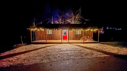 Wellington House | Hot tub - Near the Gorge and Cave Run