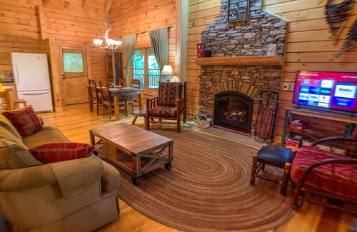 Jefferson Cabin | Hot Tub Nights + Fireside Comfort = The Perfect Sept @ Pine Log Lodge