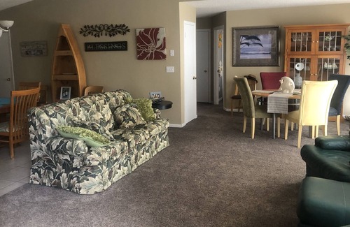 Audubon House | HOT TUB! Open spacious well decorated clean lake home