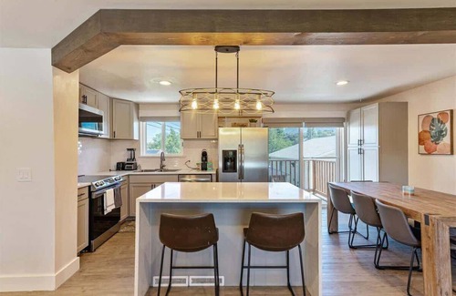 White City House | Hot tub, Patio, Half Basketball Court!