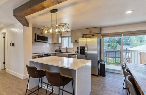 White City House | Hot tub, Patio, Half Basketball Court!