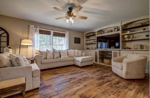 West Ossipee House | Hot Tub| Pet Friendly| Near King Pine Ski Area